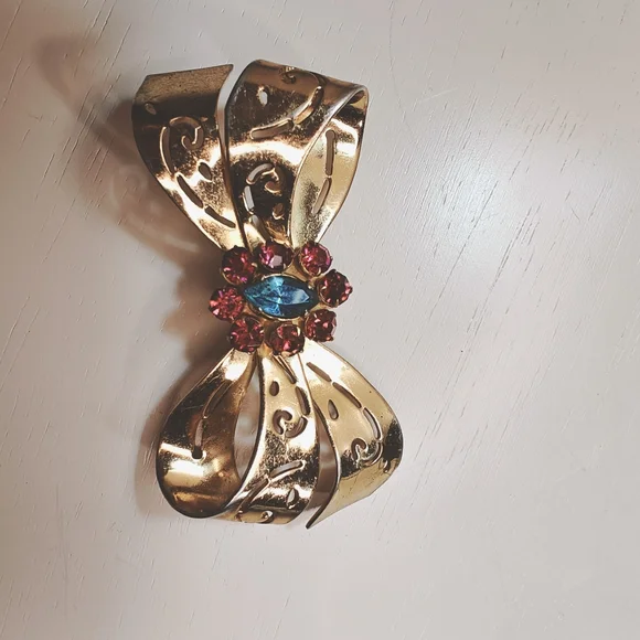 CORO Metalcut Gold Tone Ribbon Brooch w/Rhinestones Center Vintage - Picture 5 of 5